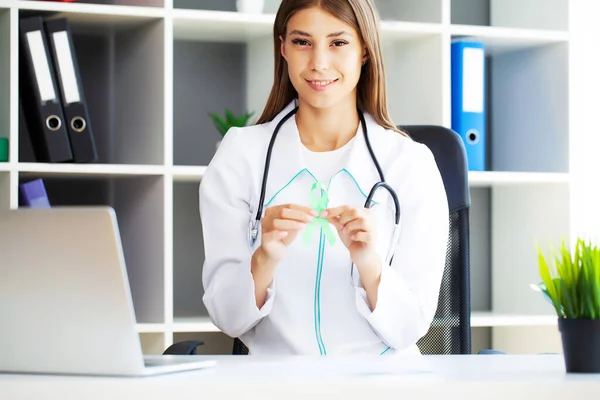 Doctora joven mostrando cinta verde como símbolo de la conciencia Cáncer de linfoma — Foto de Stock