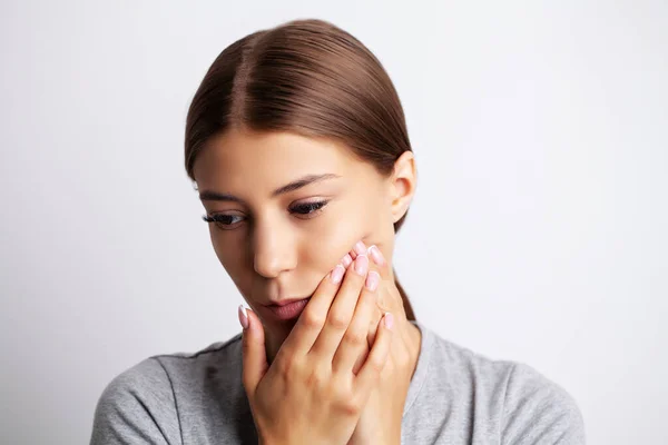 Problemas dentales, una mujer atractiva está experimentando un dolor de muelas doloroso. — Foto de Stock