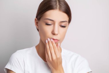 Diş problemleri, çekici bir kadın acı verici bir diş ağrısı çekiyor..