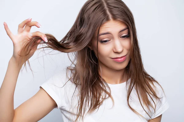 Jovem com cabelo molhado depois de tomar um banho — Fotografia de Stock