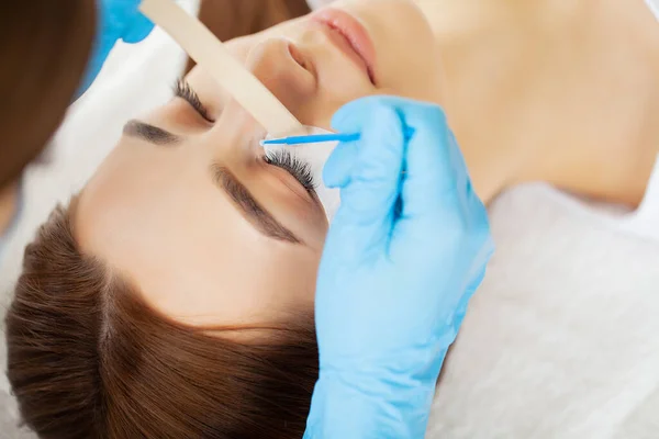 Eyelash Extension Procedure, Professional stylist lending female lashes. — 스톡 사진