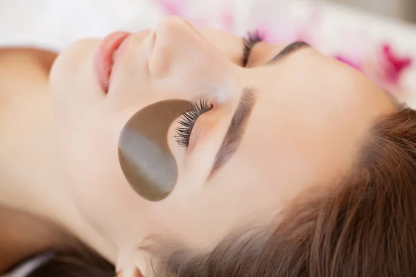 Wellness-Behandlung, schöne Frau mit Augenklappe im Schönheitssalon. — Stockfoto