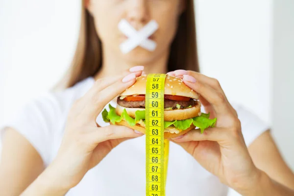 Концепція схуднення, молода жінка з запечатаним ротом відмовляється від нездорової їжі — стокове фото