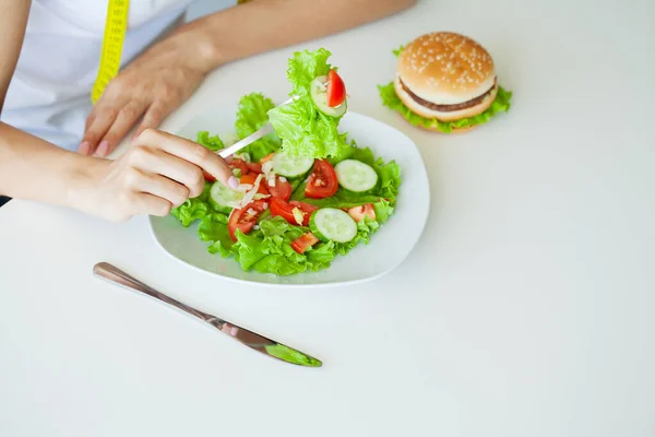 Diétás ételek, friss saláták közelsége tálban és sárga mérőszalag — Stock Fotó