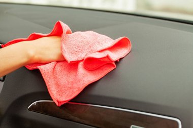 Arabanın içini kırmızı bir bezle silen kadına yaklaş.