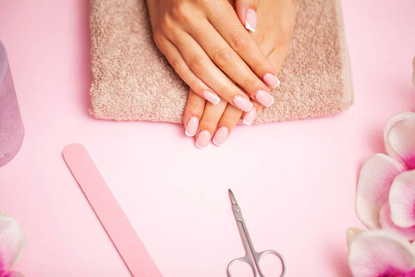 Immagine ravvicinata della donna che utilizza il buffer per unghie durante la manicure, lucidando le unghie a casa. — Foto Stock