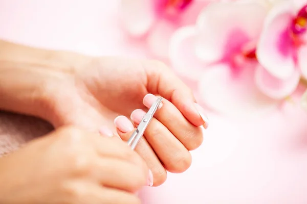 Primer plano de la imagen de la mujer usando tampón de uñas al hacer manicura, puliendo las uñas en casa. —  Fotos de Stock