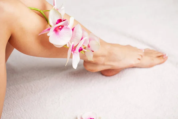 Schoonheid vrouwelijke slanke benen na spa therapie op witte achtergrond — Stockfoto