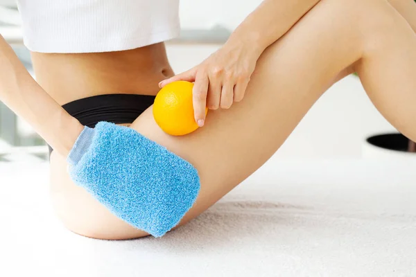 Mulher mostrando uma pele perfeita com uma laranja — Fotografia de Stock