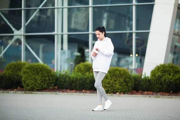 Fitness vrouw doen training staande op de achtergrond van een stadion — Stockfoto