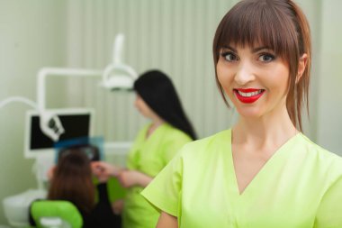 Diş hekimi adam diş Office istemci için diş tedavi