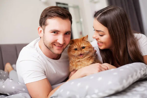 Casal feliz se divertindo na cama. Íntimo sensual jovem casal no quarto desfrutando uns dos outros — Fotografia de Stock