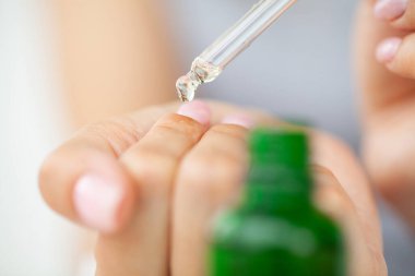 Tırnaklar için nemlendirici yağ, kadınlar ellerini ve tırnaklarını önemser..