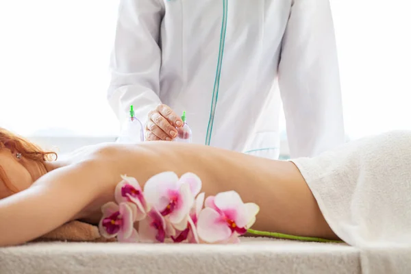 Belle femme relaxante dans un salon de spa avec massage du corps sous vide — Photo