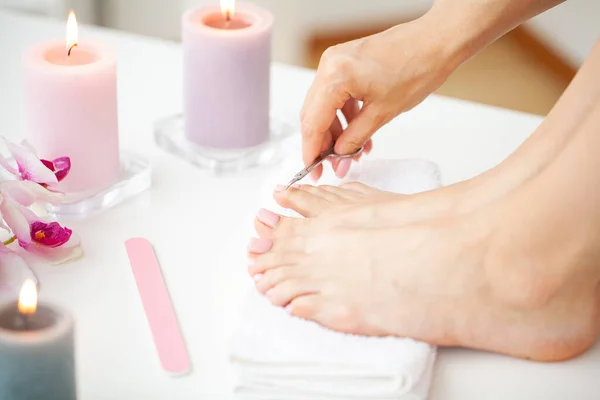 Mujer joven recibiendo pedicura profesional en casa —  Fotos de Stock