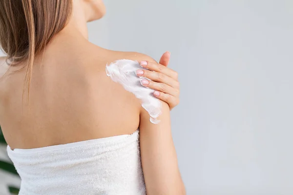 Cuidado de la piel, la mujer usa crema hidratante en la piel —  Fotos de Stock