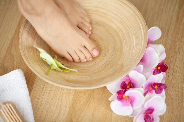 La foto de cerca de los pies femeninos en el salón de spa sobre el procedimiento de pedicura —  Fotos de Stock