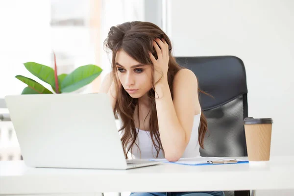 Femme fatiguée dans le bureau travaillant avec un ordinateur portable — Photo