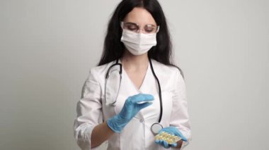 Doktor elinde omega 3 tablet tutuyor.