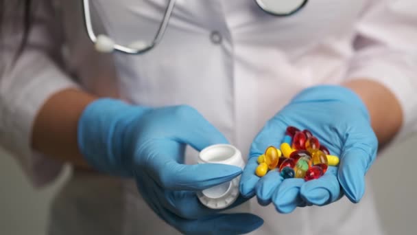 Läkaren håller olika piller i sina händer — Stockvideo
