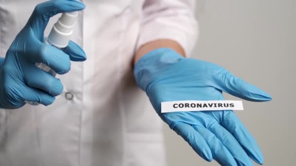 Il medico ha un antisettico e l'iscrizione coronavirus — Video Stock