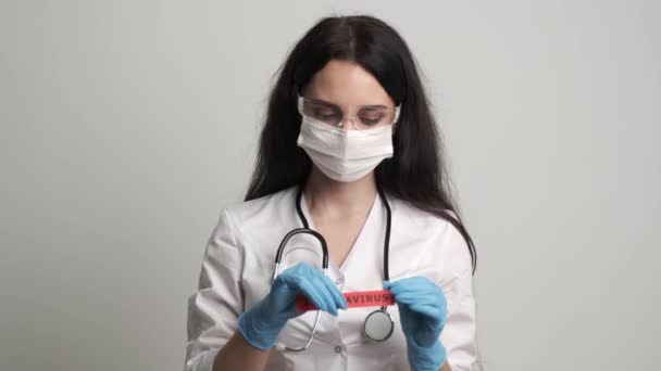 El médico de la máscara rasga la inscripción coronavirus — Vídeos de Stock