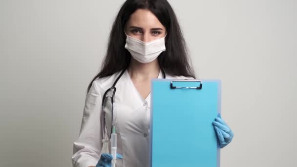 Läkaren i mask har en form med utrymme för text — Stockvideo