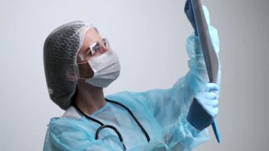 Doktor hastanın beyninin MR görüntüsünü inceliyor.