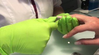 Güzellik stüdyosunda manikürcünün yeni manikür yapmasına yakın çekim.