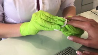 Güzellik stüdyosunda manikürcünün yeni manikür yapmasına yakın çekim.