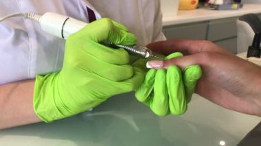 Güzellik stüdyosunda manikürcünün yeni manikür yapmasına yakın çekim.