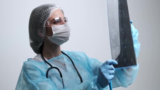 O médico examina uma imagem de RM do cérebro dos pacientes — Vídeo de Stock