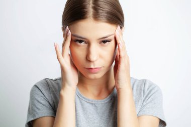 Güzel Genç Kadın Güçlü Baş Ağrısı Hissediyor