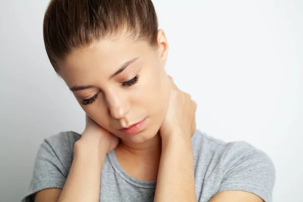 Mooie jonge vrouw lijden van nekpijn — Stockfoto