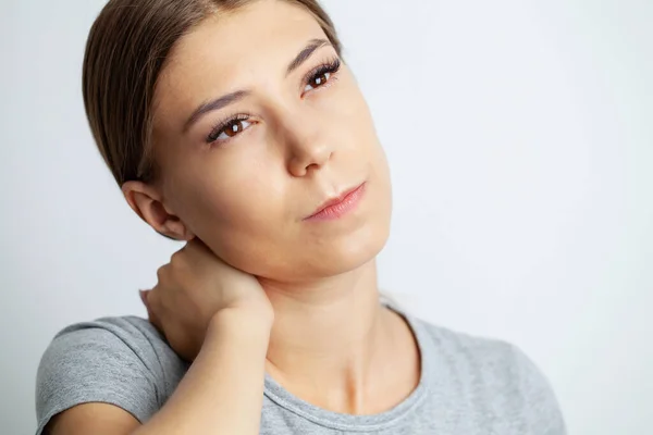 Hermosa mujer joven que sufre de dolor de cuello — Foto de Stock