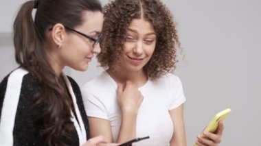 Mimarlık ofisinde birlikte çalışan iki kadın.