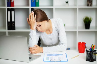 Güzel Genç Kadın Güçlü Baş Ağrısı Hissediyor