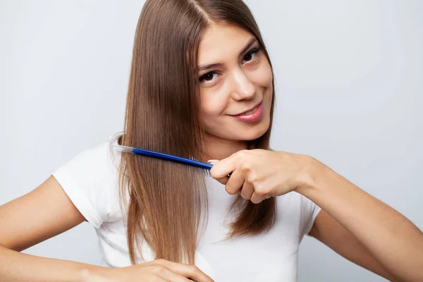 Closeup de cabelo de escovação da mulher bonita com escova — Fotografia de Stock