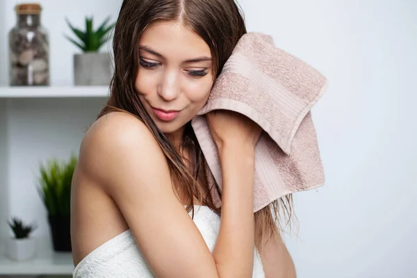 美しい若い女性は彼女の髪をタオルで拭く. — ストック写真