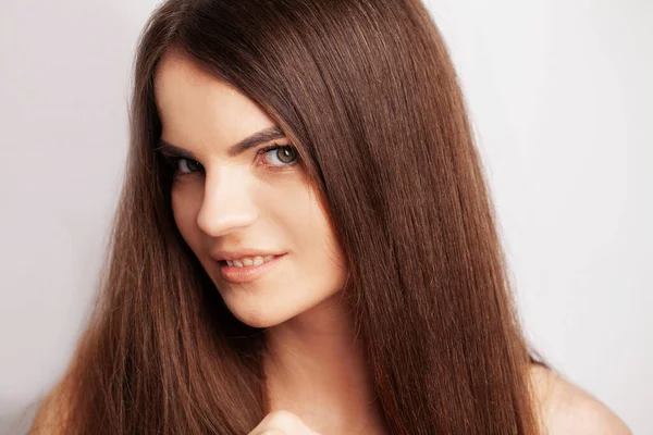 Retrato de la hermosa joven con el pelo largo y castaño —  Fotos de Stock