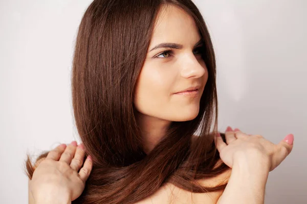 Retrato da bela jovem com cabelos castanhos longos — Fotografia de Stock