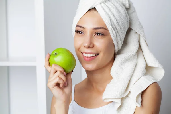 Retrato de uma jovem alegre com sorriso perfeito comendo maçã verde — Fotografia de Stock