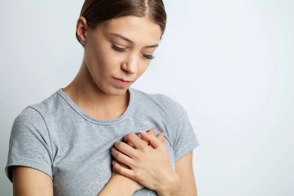 Mujer joven en pijama teniendo un ataque al corazón — Foto de Stock