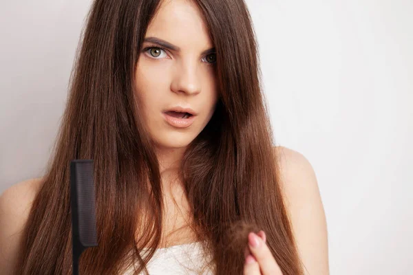 Junge Frau ist wegen Haarausfall sehr aufgebracht — Stockfoto