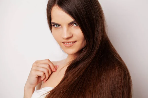 Porträt der schönen jungen Frau mit langen braunen Haaren — Stockfoto