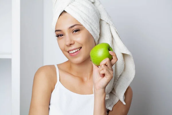 Retrato de uma jovem alegre com sorriso perfeito comendo maçã verde — Fotografia de Stock