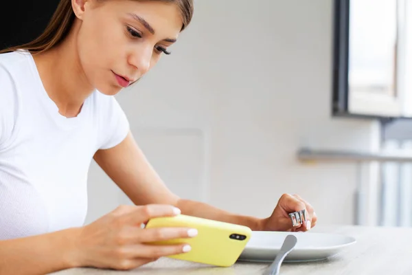Kvinna håller smartphone, skriva meddelande, chatta med vänner i sociala nätverk — Stockfoto