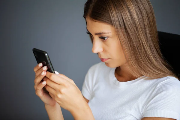 Kvinna håller smartphone, skriva meddelande, chatta med vänner i sociala nätverk — Stockfoto