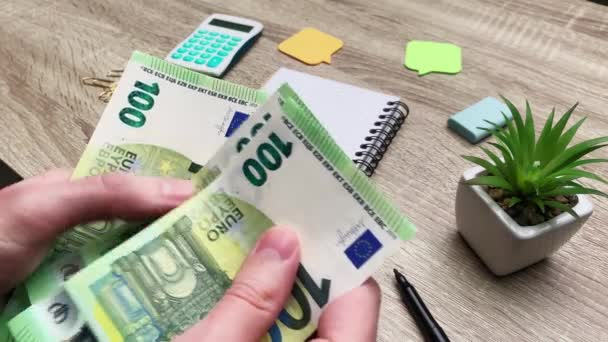 Sparkonzept: Mann zählt 100-Euro-Schein, um sich selbstständig zu machen. — Stockvideo