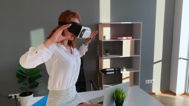 Donna d'affari con occhiali VR e interagisce con il cyberspazio — Video Stock